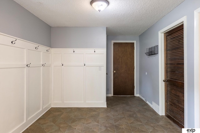 15461 Harney St, Omaha, NE 68154 - mudroom with a textured ceiling
