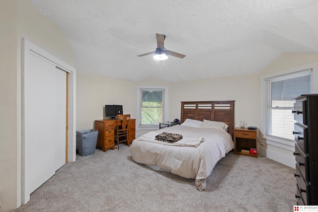 1512 N 41st Ave, Omaha, NE 68111 - bedroom featuring lofted ceiling, carpet, a textured ceiling, ceiling fan, and a closet