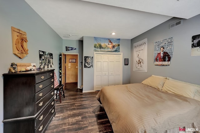 5100 Bridle Ln, Lincoln, NE 68516 - bedroom with dark wood-type flooring, a closet, baseboards, and recessed lighting