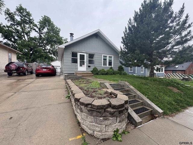 6035 Woolworth Ave, Omaha, NE 68106 - view of front of property featuring driveway and a front lawn