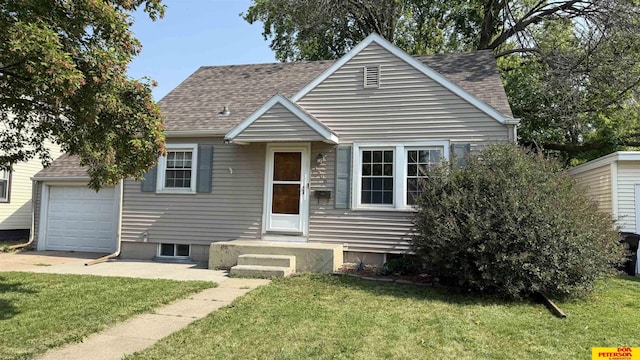 1506 E 1st St, Fremont, NE 68025 - bungalow-style home featuring roof with shingles and a front lawn