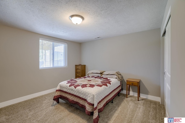 1637 W Avalanche Rd, Lincoln, NE 68521 - bedroom featuring carpet floors, a textured ceiling, and a closet