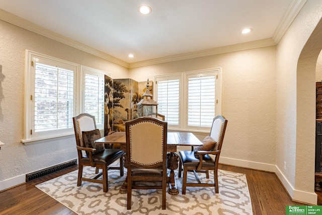 523 N 52nd St, Omaha, NE 68132 - dining area with arched walkways, ornamental molding, wood finished floors, a textured wall, and recessed lighting