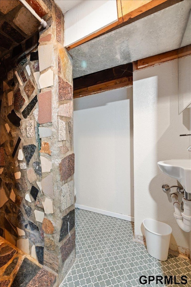 3018 Frederick St S, Omaha, NE 68105 - full bathroom featuring a walk in shower and toilet