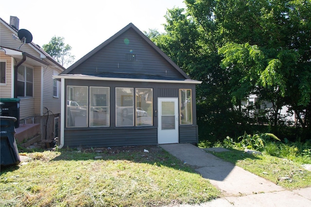 1204 S 27th St, Omaha, NE 68105 - bungalow featuring a sunroom and a front lawn
