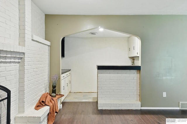 7504 S 46th Ave, Omaha, NE 68157 - detailed view of wood finished floors, water heater, and arched walkways