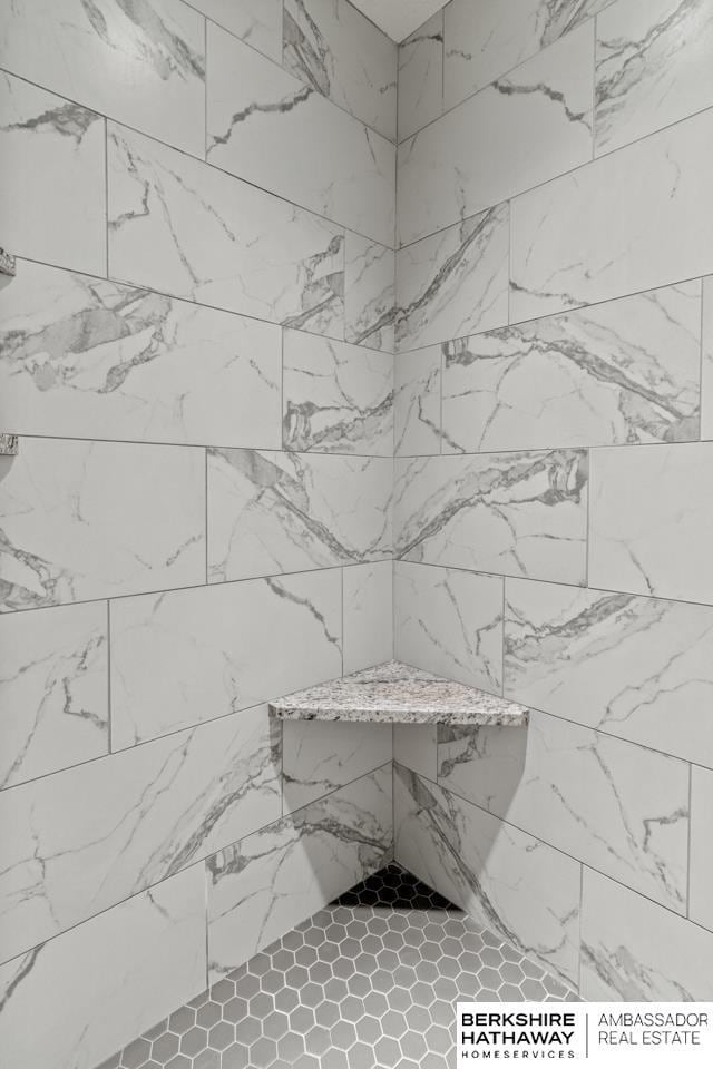 19014 Pratt Cir, Elkhorn, NE 68022 - full bath with a tile shower