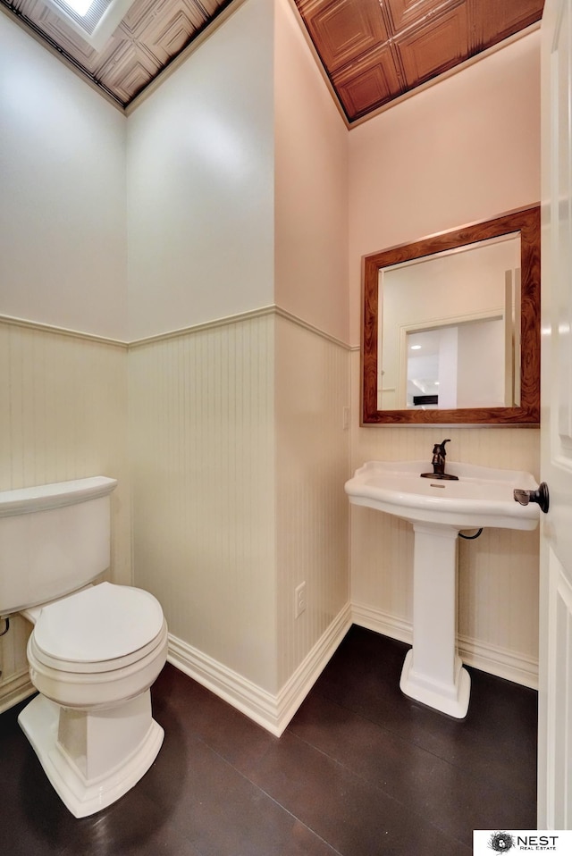 820 N 100th St, Lincoln, NE 68527 - half bath featuring an ornate ceiling and a wainscoted wall