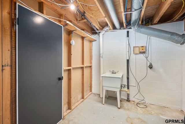 801 Redwood Ln, Papillion, NE 68046 - unfinished below grade area featuring concrete block wall
