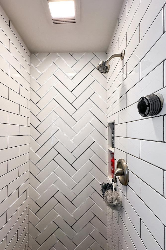 8506 Keystone Dr, Omaha, NE 68134 - full bathroom with tiled shower