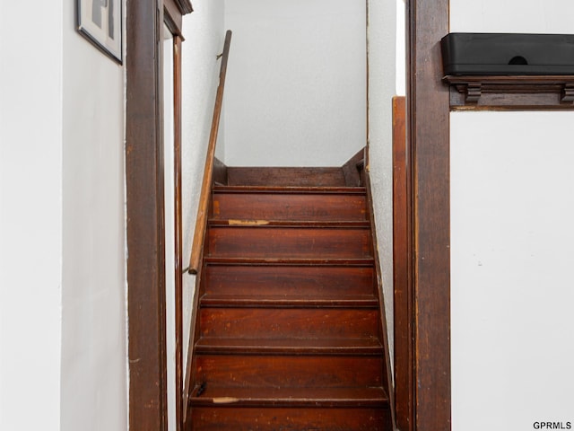 6557 Maple St, Omaha, NE 68104 - view of stairway