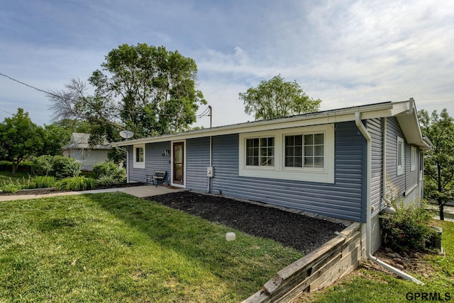 1524 Trumball Ter, Plattsmouth, NE 68048 - single story home featuring a front yard and a patio area