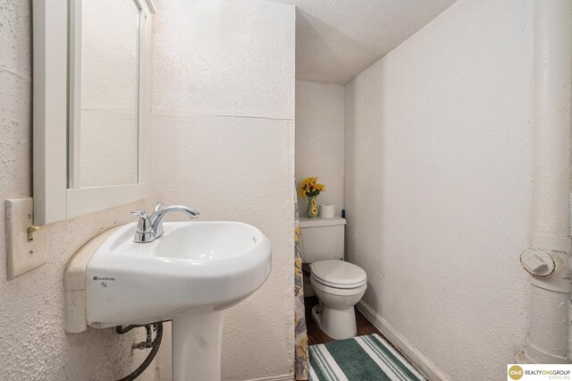 4615 N 28th Ave, Omaha, NE 68111 - half bathroom with toilet