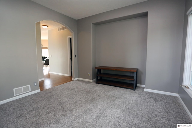 11915 S 53rd St, Papillion, NE 68133 - carpeted empty room featuring arched walkways and baseboards