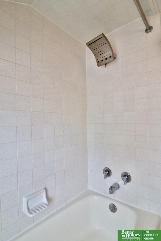 1115 S 63rd St, Omaha, NE 68106 - bathroom view of bathing tub / shower combination