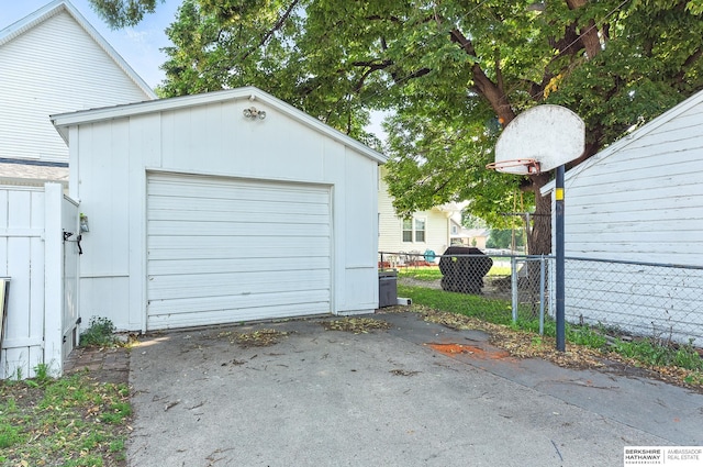 1139 E 5th St, Fremont, NE 68025 - detached garage featuring asphalt driveway
