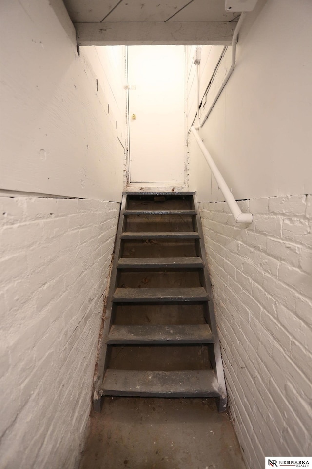 809 S 36th St, Omaha, NE 68105 - view of stairway