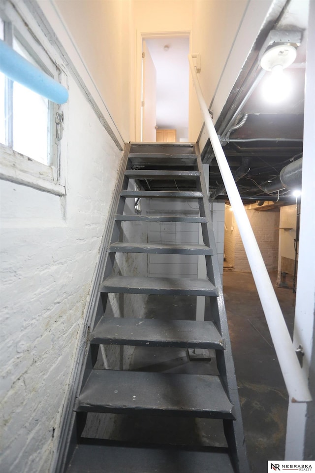 809 S 36th St, Omaha, NE 68105 - view of stairway