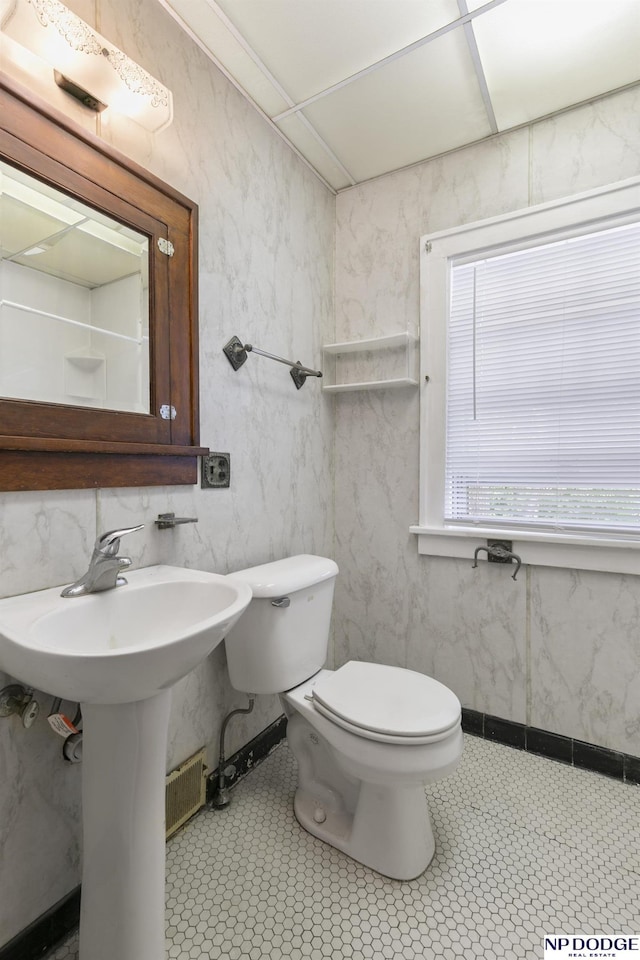 602 N 85th St, Omaha, NE 68114 - bathroom featuring toilet and a sink