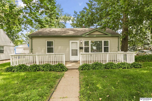 402 W 30th Ave, Bellevue, NE 68005 - bungalow-style house with a front yard and a shingled roof