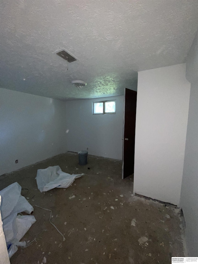 1322 Franklin St, Bellevue, NE 68005 - unfurnished room featuring a textured ceiling