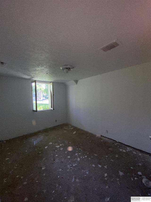 1322 Franklin St, Bellevue, NE 68005 - spare room with a textured ceiling