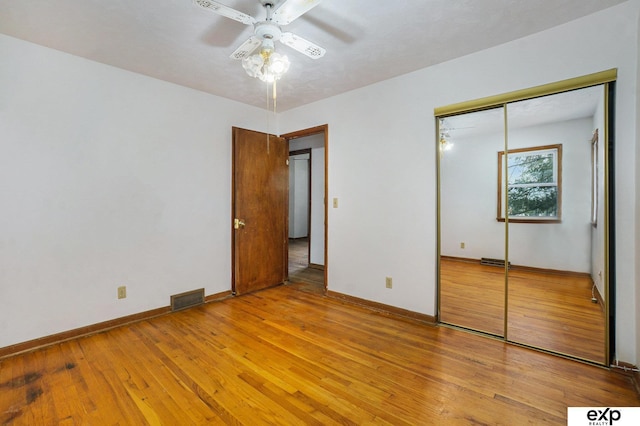 813 Janes View St, Papillion, NE 68046 - unfurnished bedroom with light wood finished floors, a closet, and a ceiling fan