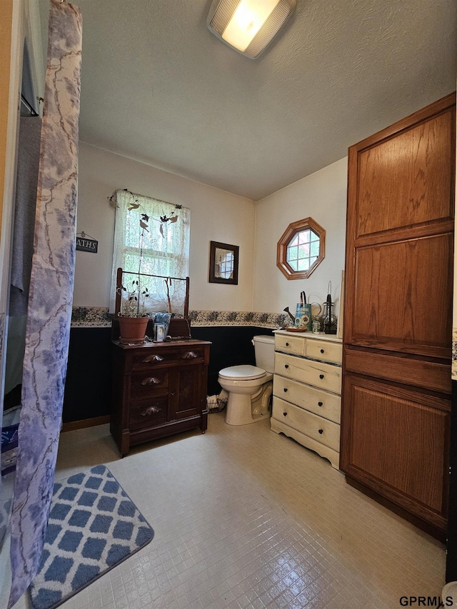 607 4th St, Edgar, NE 68935 - full bath with healthy amount of natural light, vanity, and a textured ceiling