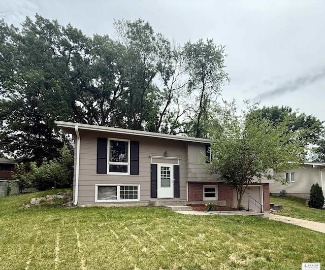 400 W Broadview St, Lincoln, NE 68505 - raised ranch featuring a front yard, a garage, and brick siding