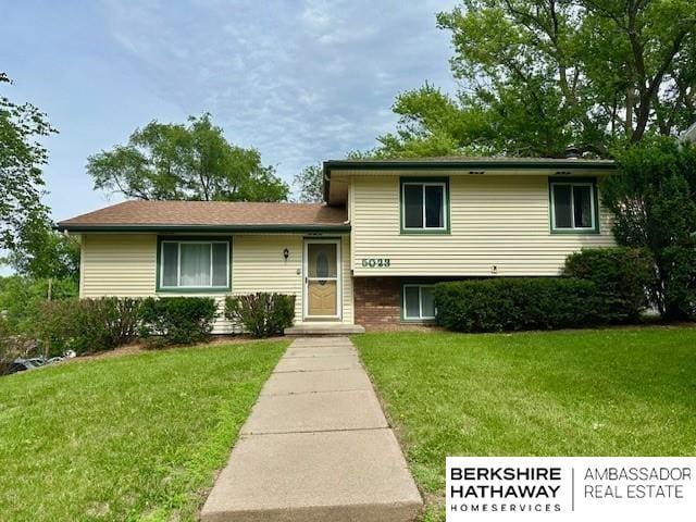 5023 N 96th St, Omaha, NE 68134 - tri-level home featuring a front yard