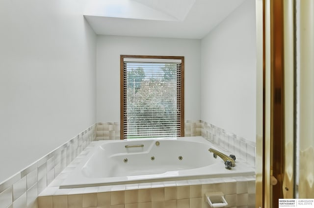 15618 L St, Omaha, NE 68135 - full bath featuring a whirlpool tub