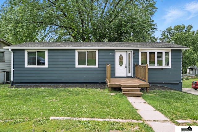 1107 N 6th St, Nebraska City, NE 68410 - ranch-style home with a front lawn