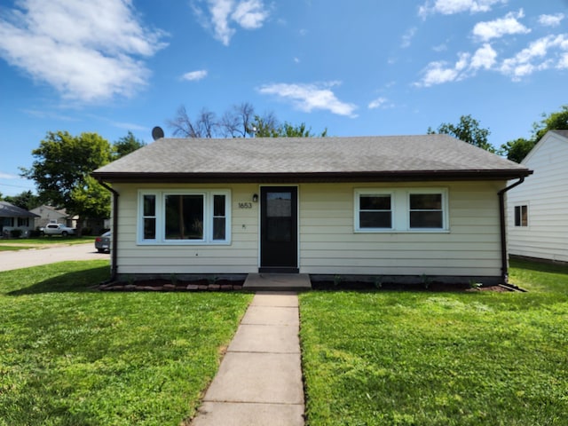 1653 E 3rd St, Fremont, NE 68025 - bungalow-style house featuring a front yard and a shingled roof