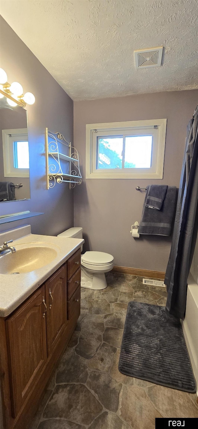 7512 Susan Ave S, La Vista, NE 68128 - full bath with vanity and a textured ceiling