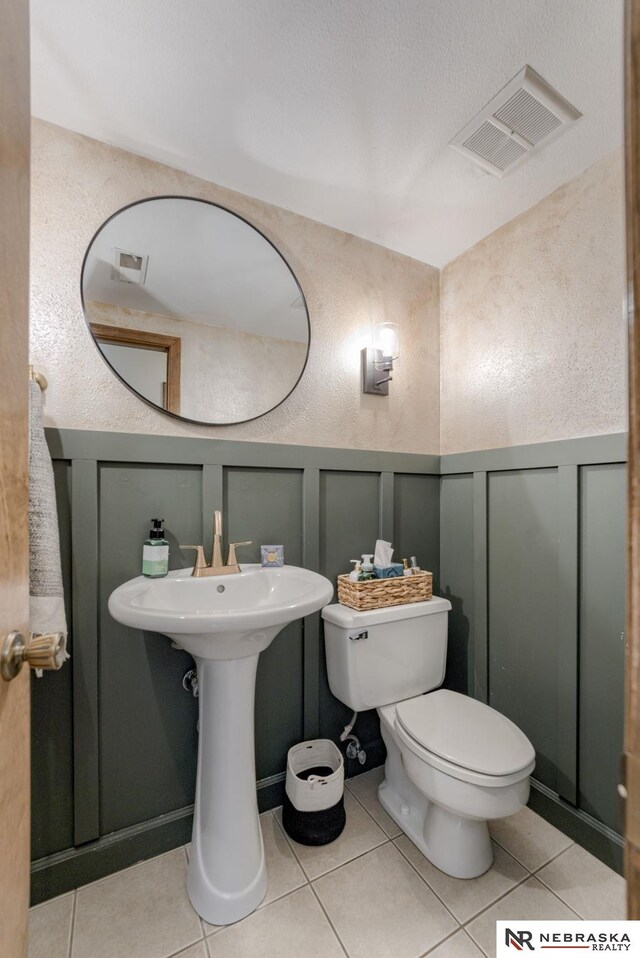 1373 S 137th Ave, Omaha, NE 68144 - half bath featuring a decorative wall, wainscoting, tile patterned floors, and a textured wall