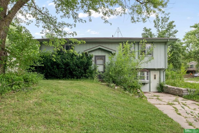 36 Redwood Ln, Yutan, NE 68073 - view of front of home with a front lawn