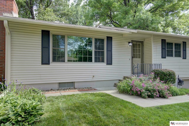 11018 Hascall St, Omaha, NE 68144 - ranch-style house with a front lawn