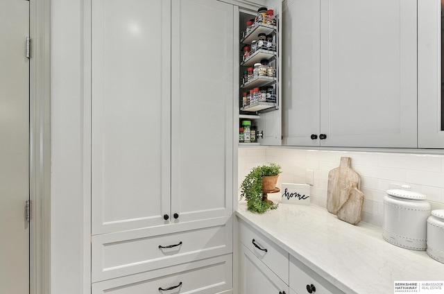 9903 Pasadena Ave, Omaha, NE 68124 - detailed view of decorative backsplash