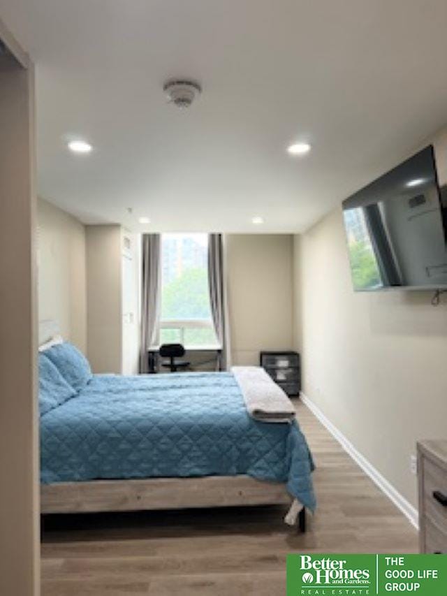 3000 Farnam St Unit S2D, Omaha, NE 68131 - bedroom with wood finished floors, multiple windows, and recessed lighting
