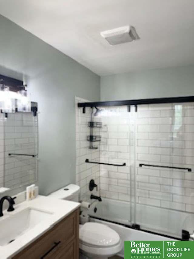 3000 Farnam St Unit S2D, Omaha, NE 68131 - full bath featuring vanity and enclosed tub / shower combo