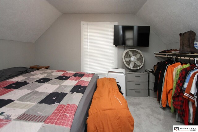 4300 N St, Lincoln, NE 68510 - carpeted bedroom featuring vaulted ceiling and a textured ceiling