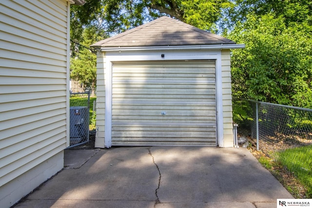 1757 N Linden St, Wahoo, NE 68066 - detached garage featuring driveway