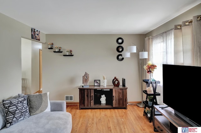 6336 N 37th St, Omaha, NE 68111 - living area featuring light wood-style flooring