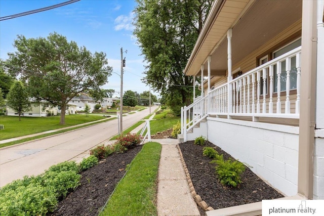 3052 S 46th Ave, Omaha, NE 68106 - view of yard featuring a porch