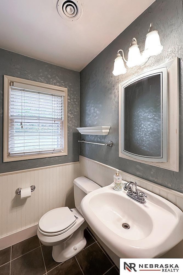 437 S 90th St, Omaha, NE 68114 - bathroom featuring wainscoting and tile patterned floors