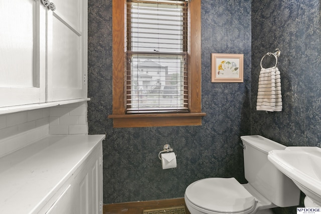 4340 Miami St, Omaha, NE 68104 - bathroom featuring wallpapered walls