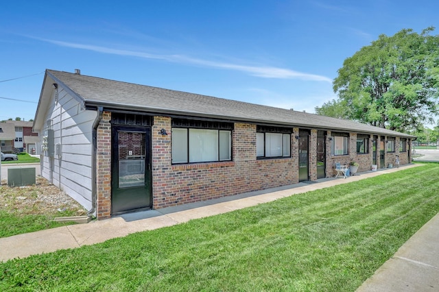 1207 B St, Lincoln, NE 68502 - ranch-style home featuring a front yard, brick siding, and a shingled roof