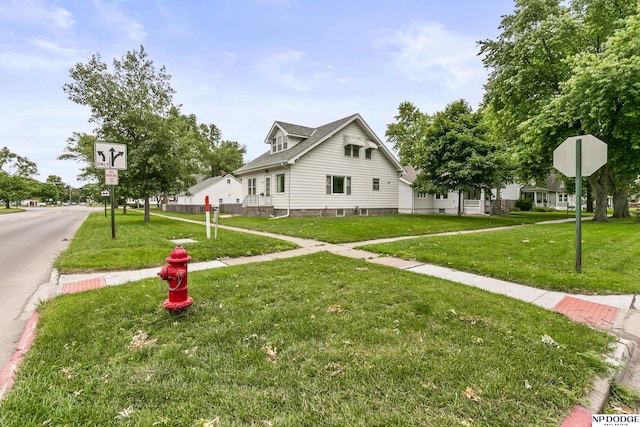 1107 E 1st St, Fremont, NE 68025 - view of side of home with a yard