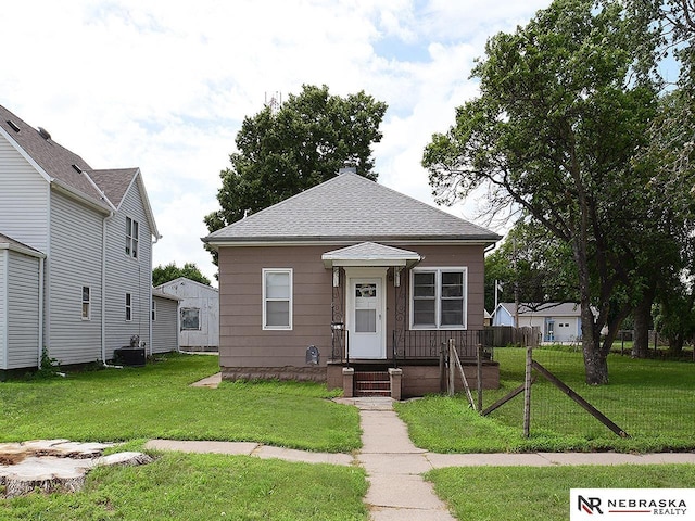 95 S Irving St, Fremont, NE 68025 - view of front of property featuring a front yard and roof with shingles