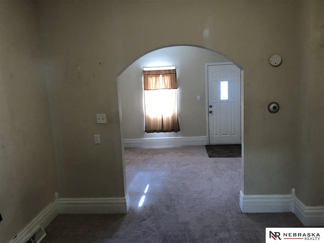 1548 E 5th St, Fremont, NE 68025 - carpeted foyer with arched walkways and baseboards